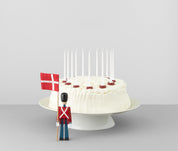 KB_39226_Mini_Garde_stading_with_cake_1