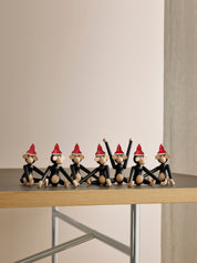 KB_39276_Monkey_mini_dark_stained_oak_seven_on_table_christmashats_RGB_300dpi
