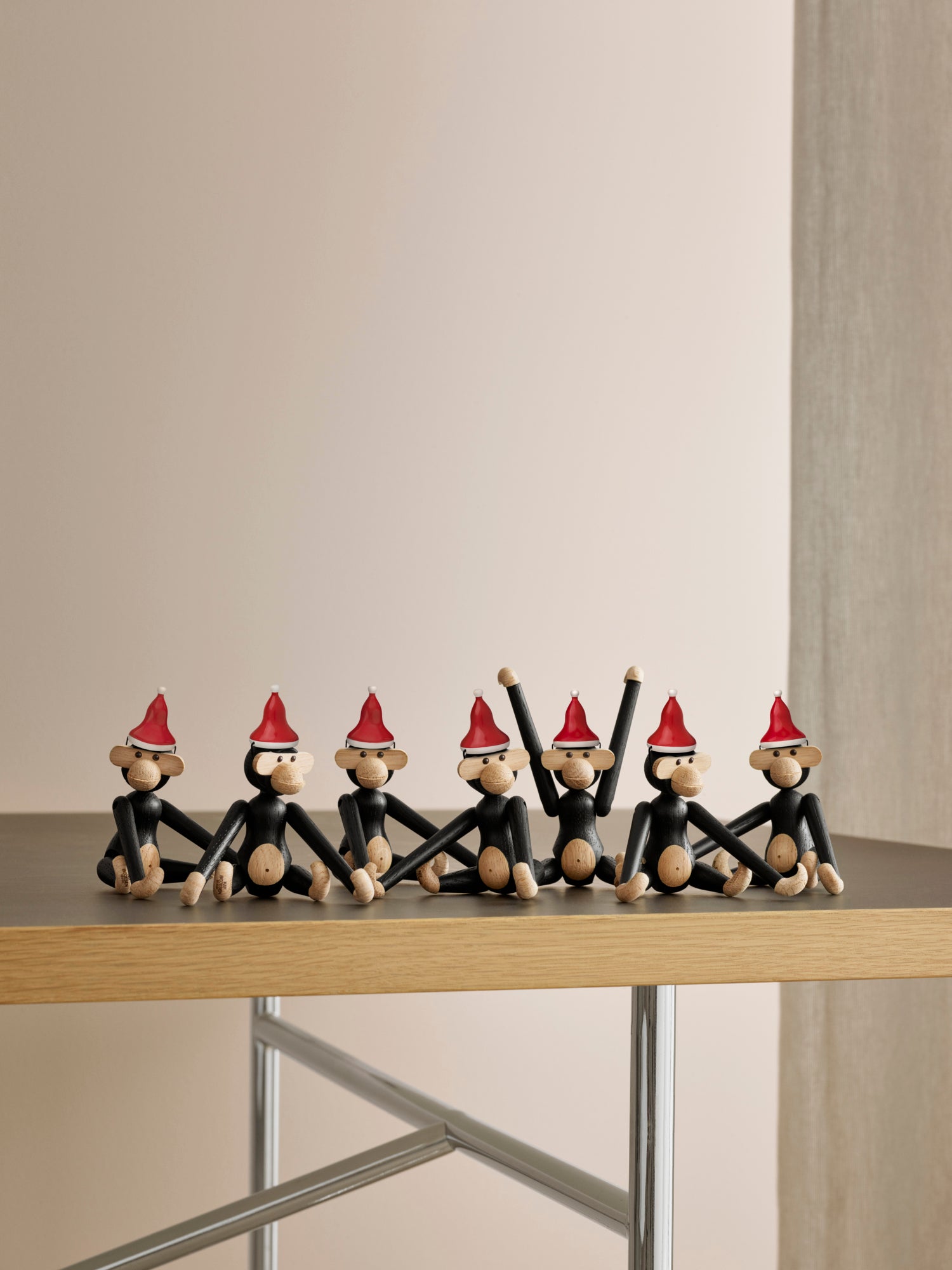 KB_39276_Monkey_mini_dark_stained_oak_seven_on_table_christmashats_RGB_300dpi