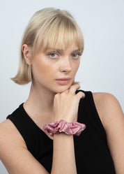 Sui Ava / Kelly Crystal Scrunchie / Pink Pearl