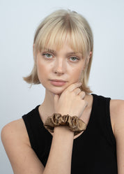 Sui Ava / Kelly Crystal Scrunchie / Taupe