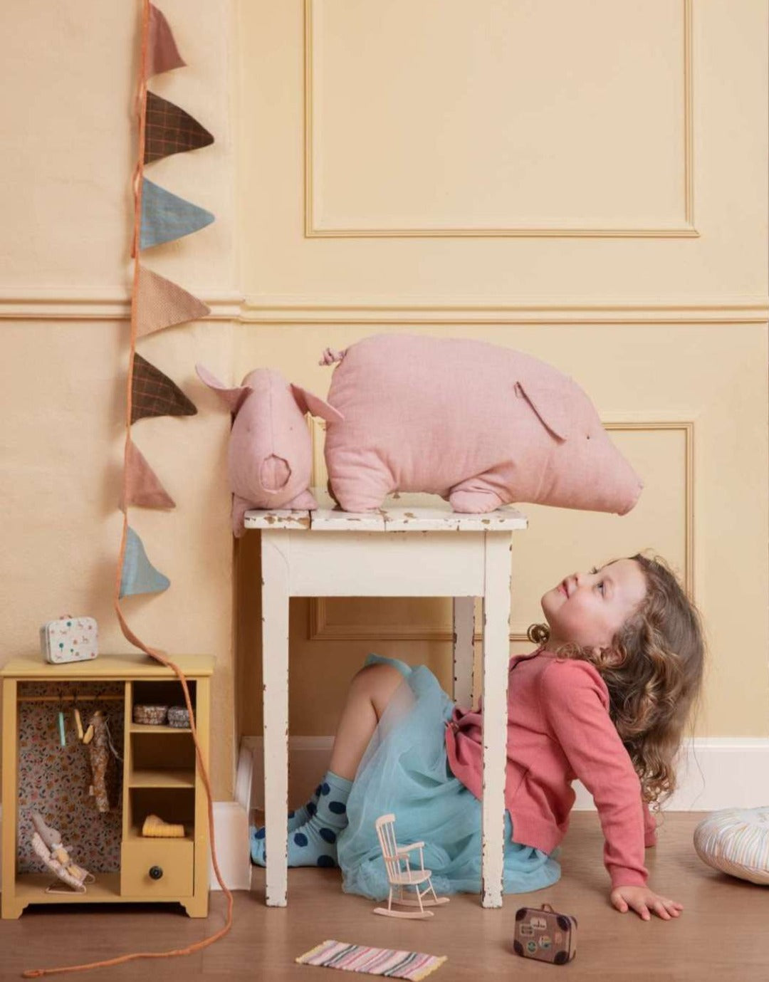 Pig_in_Kids_Room.jpg