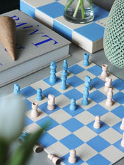 Play-Chess-Beige-Blau-Papier-3