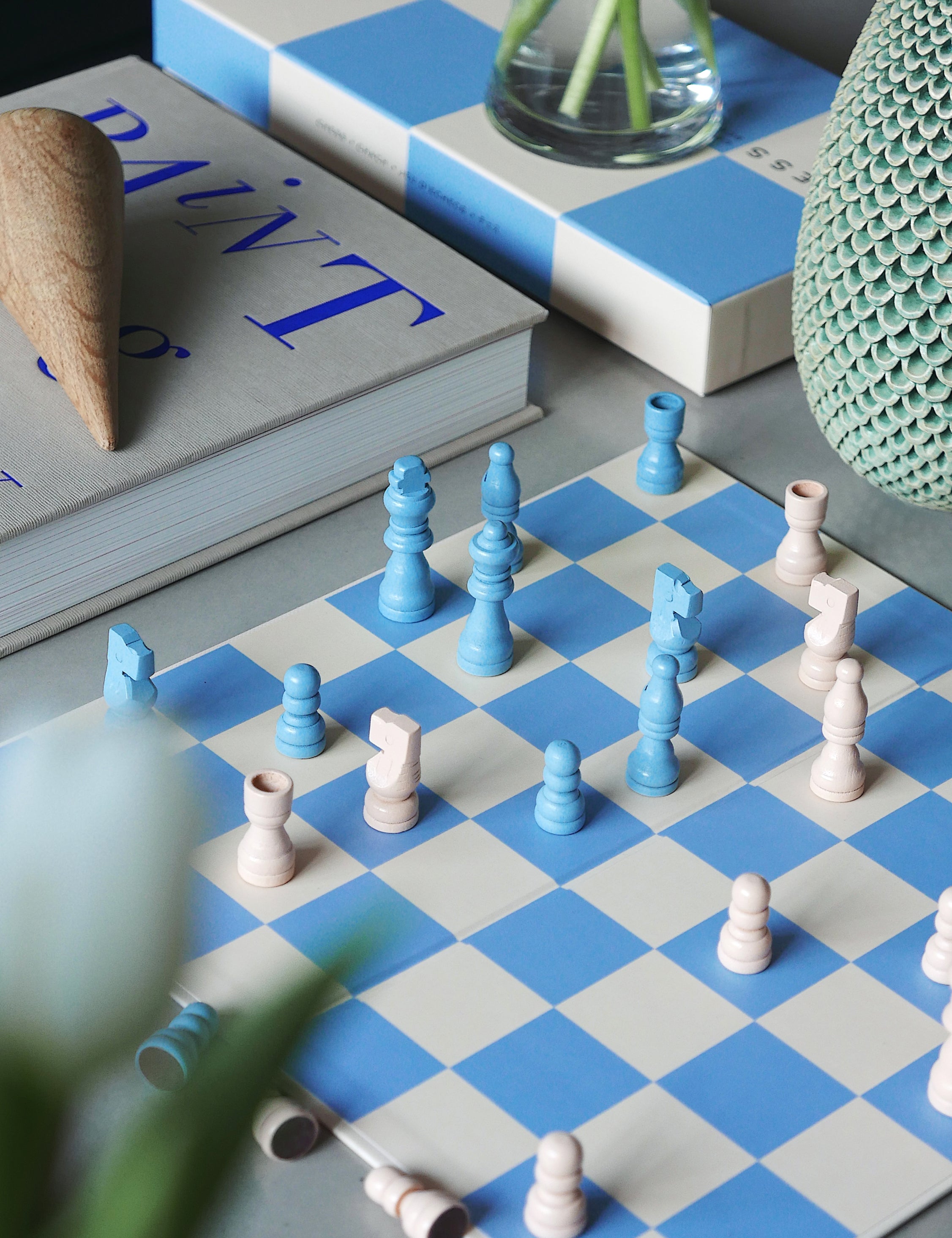 Play-Chess-Beige-Blau-Papier-3