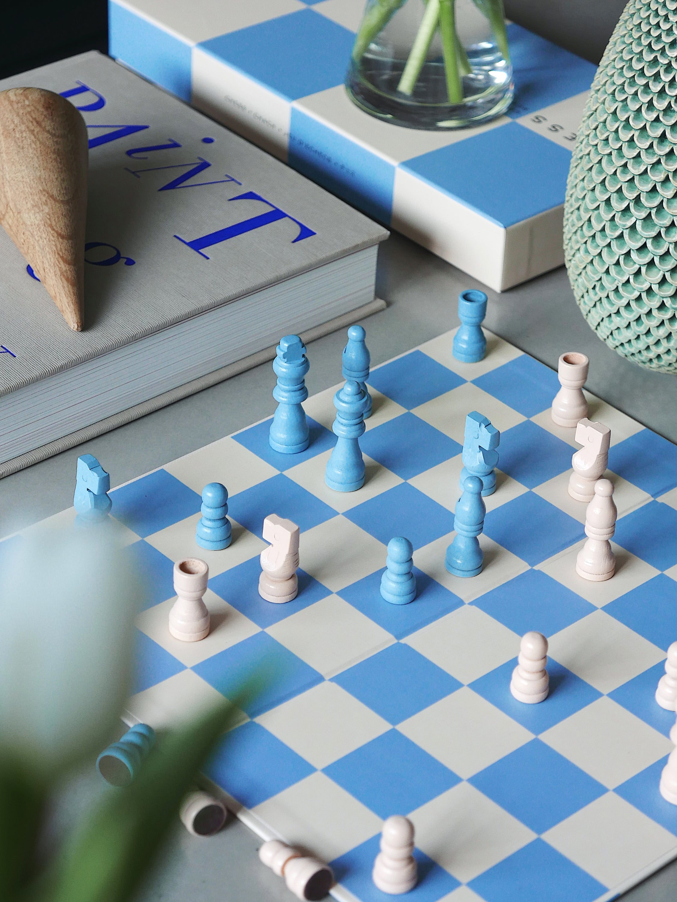 Play-Chess-Beige-Blau-Papier-3