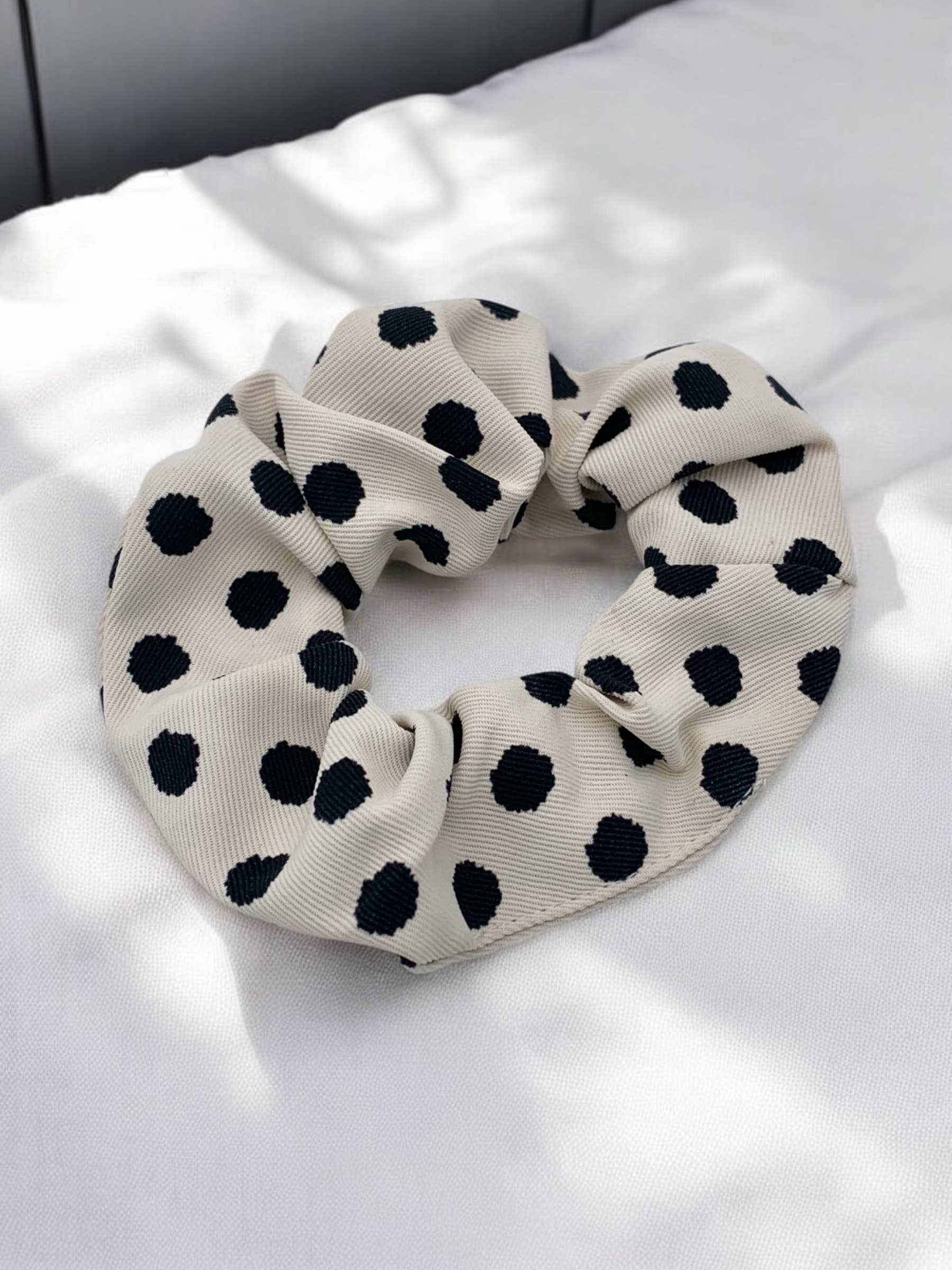 BYREN / Gepunktetes braunes Scrunchie