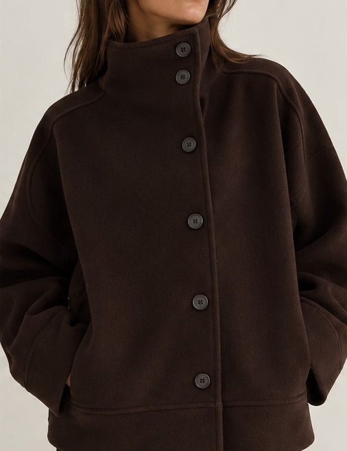 braune_jacke_geschlossen_KI_generiert.jpg