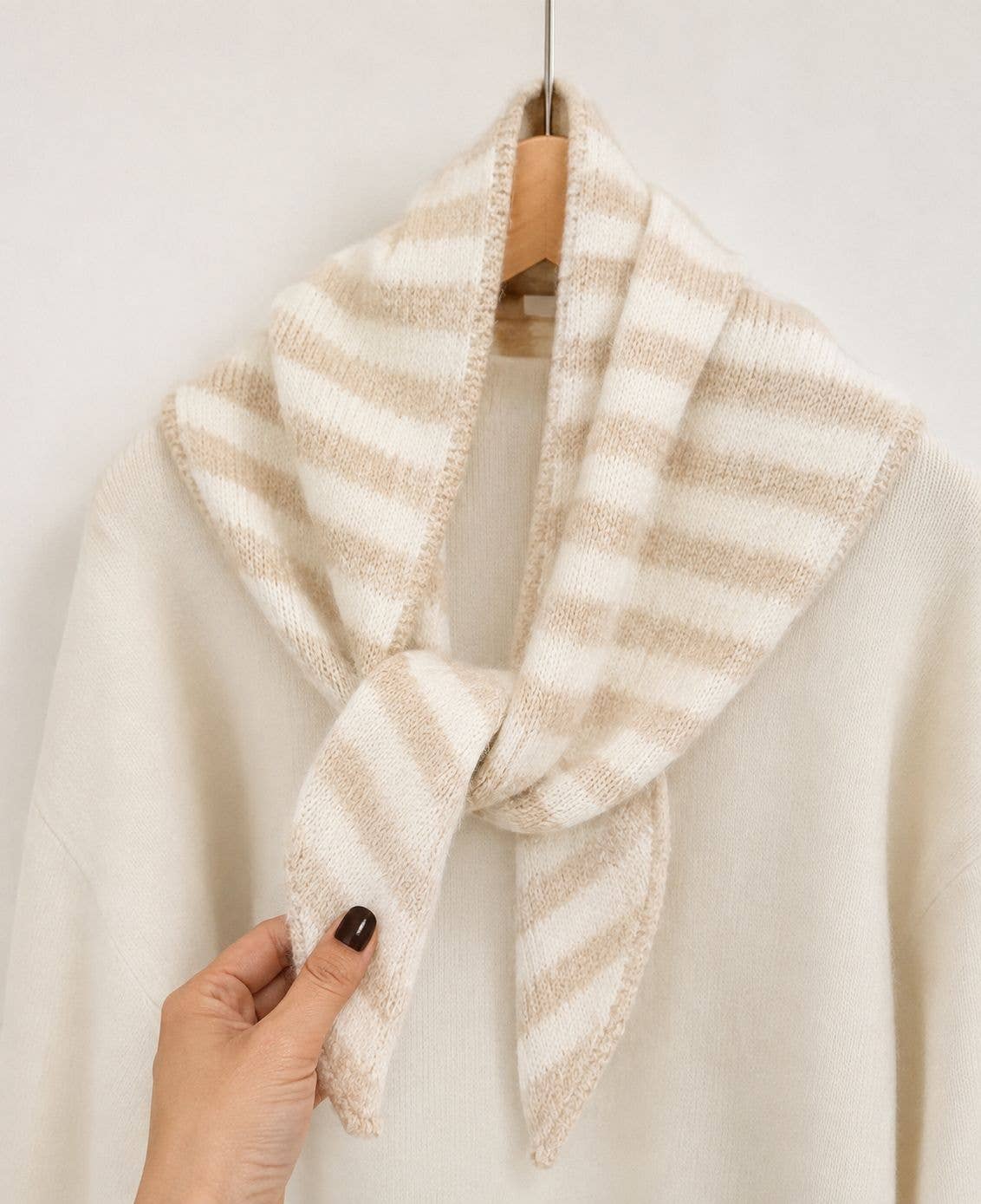 LINETA - Gestreiftes Dreieckstuch aus Strick - Beige