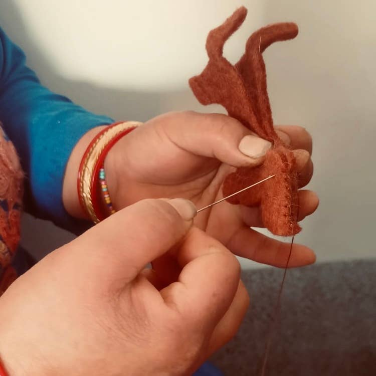 Flacher Dackel Schlüsselanhänger in Braun – Taschenanhänger aus Filz – handgefertigt