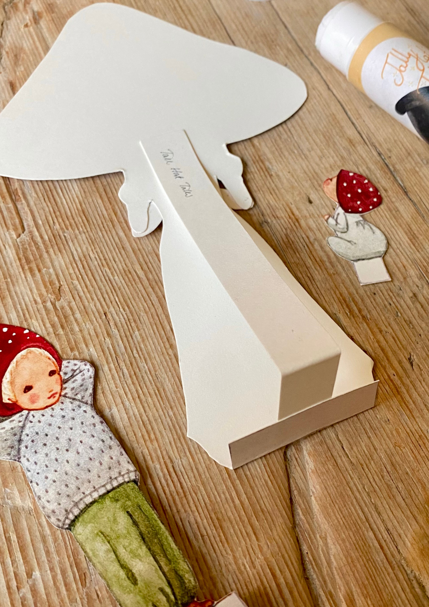 Papierausschnitte Roter Pilz Mama mit Kindern