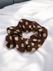 BYREN / Gepunktetes braunes Scrunchie